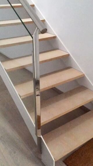 Escalera con baranda de acero inoxidable