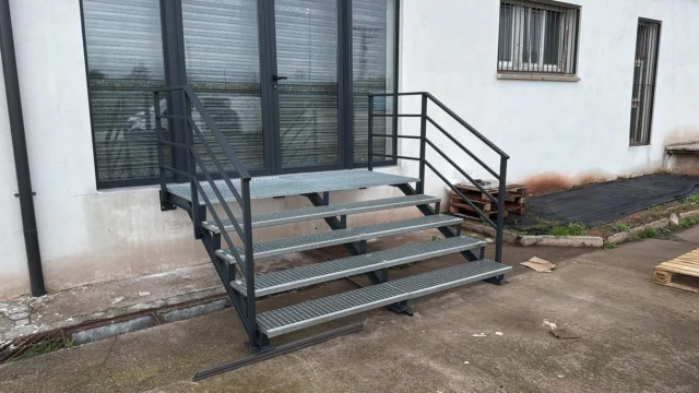 Escalera metálica fabricada e instalada por Serralleria DH