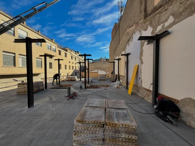 Montaje de estructura metálica exterior